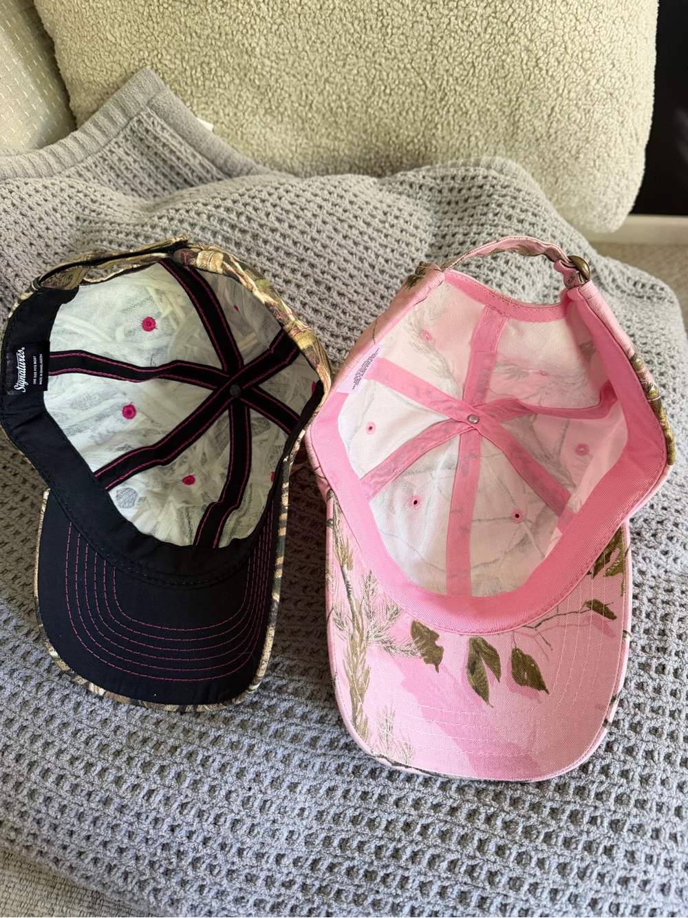 Women’s pink camouflage baseball caps - Picture 3 of 3